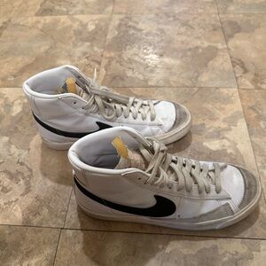 Nike Chuck Taylor’s Women’s Size 9